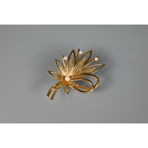 231 - A yellow metal stylised flower brooch set small pearls, stamped 375, approx 7.8g to/w a gilt metal l... 