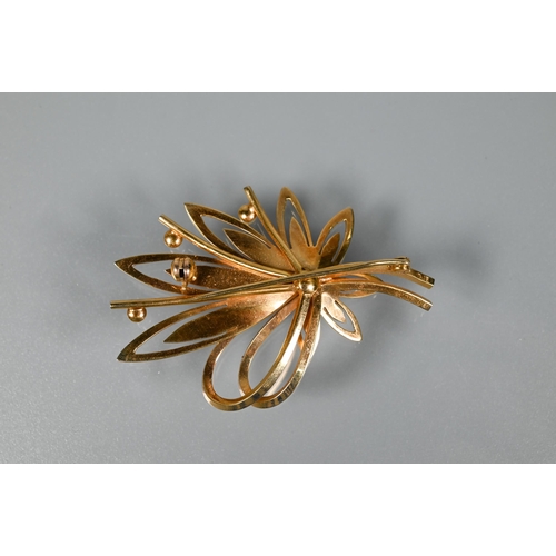 231 - A yellow metal stylised flower brooch set small pearls, stamped 375, approx 7.8g to/w a gilt metal l... 