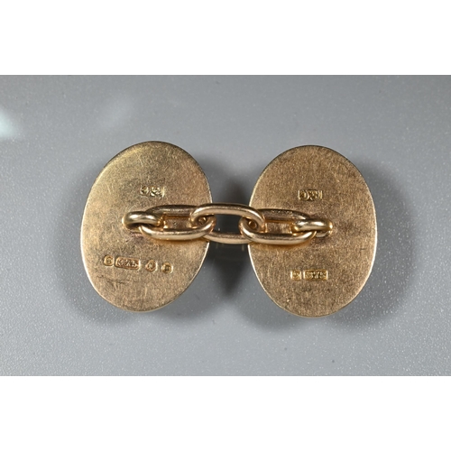 252 - A pair of 9ct yellow gold oval chainlinked cufflinks with engraved initials ERCB to one face, approx... 