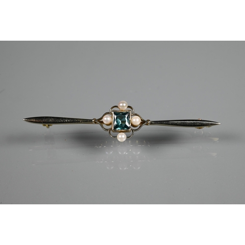 264 - An Edwardian bar brooch set with four small pearls and square cut zircon, 15ct and 18ct yellow and w... 