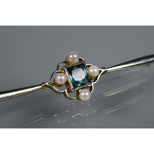 264 - An Edwardian bar brooch set with four small pearls and square cut zircon, 15ct and 18ct yellow and w... 