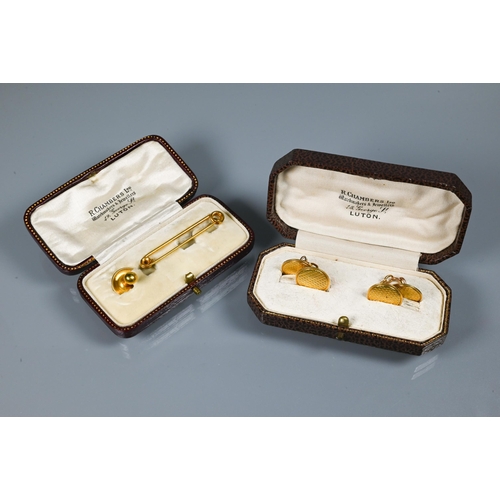 280 - A pair of cased 9ct yellow gold double sided engraved circular chain-linked cufflinks, 7.3g to/w a s... 