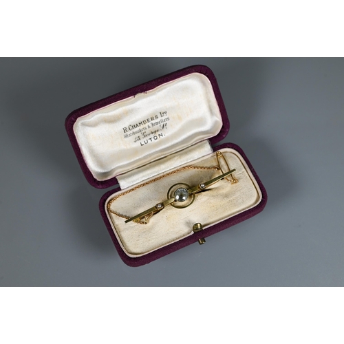 286 - An early 20th century 15ct yellow gold bar brooch set with central pale aquamarine in centre of conc... 