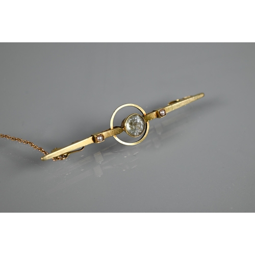 286 - An early 20th century 15ct yellow gold bar brooch set with central pale aquamarine in centre of conc... 