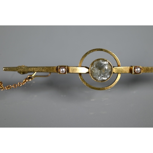 286 - An early 20th century 15ct yellow gold bar brooch set with central pale aquamarine in centre of conc... 