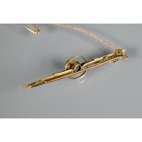 286 - An early 20th century 15ct yellow gold bar brooch set with central pale aquamarine in centre of conc... 