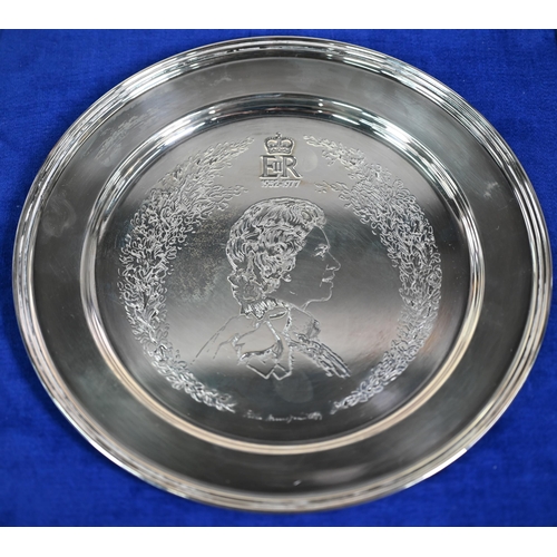 57 - A cased silver 1977 Jubilee commemorative plate, engraved with Annigoni portrait of HM Queen Elizabe... 