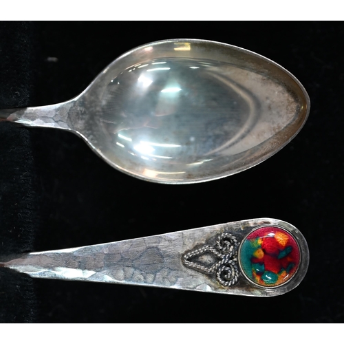 68 - Langstone Silverworks (Bernard Instone): a set of six planished silver teaspoons with enamel boss fi... 