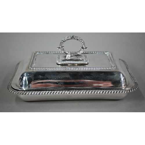 69 - An Edwardian heavy quality silver entrée dish and cover with detachable handle and gadrooned rims, D... 