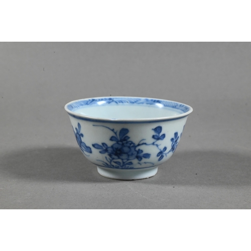 524 - An 18th century Chinese Ca Mau shipwreck porcelain tea bowl and saucer, painted in underglaze blue w... 