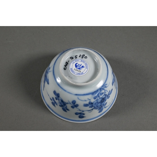 524 - An 18th century Chinese Ca Mau shipwreck porcelain tea bowl and saucer, painted in underglaze blue w... 