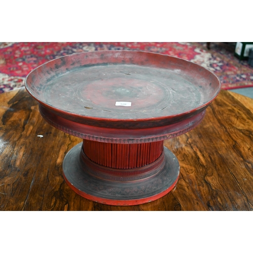 539 - An early 20th century Burmese red and black lacquer circular tray on attached stick-spindle stand (K... 