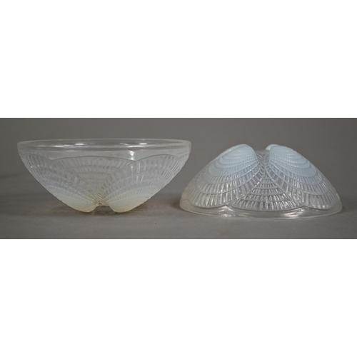 564 - A pair of Lalique opalescent glass Coquille pattern bowls, 13 cm diam, Impressed 'R Lalique'