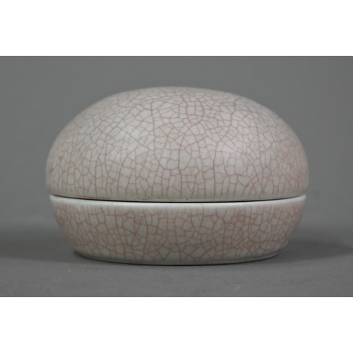 600 - David Leach (St Ives), a stoneware 'pebble' box and cover with crazed celadon glaze, 10 cm diameter