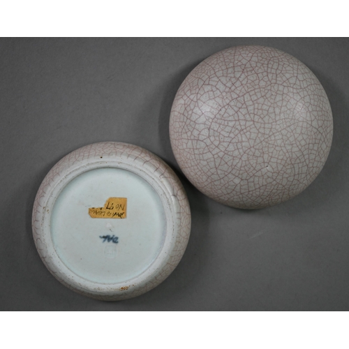 600 - David Leach (St Ives), a stoneware 'pebble' box and cover with crazed celadon glaze, 10 cm diameter