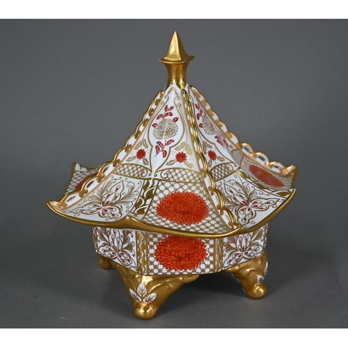 627 - An Abbeydale (Duffield, Derbyshire) china 'Imperial' pattern box with pagoda cover, 19cm high, to/w ... 