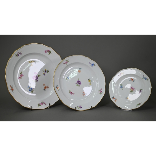 639 - A Meissen porcelain part service, comprising 30 cm dish, three 25 cm plates, four 21 cm plates and t... 