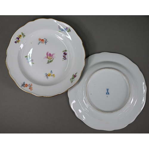 639 - A Meissen porcelain part service, comprising 30 cm dish, three 25 cm plates, four 21 cm plates and t... 