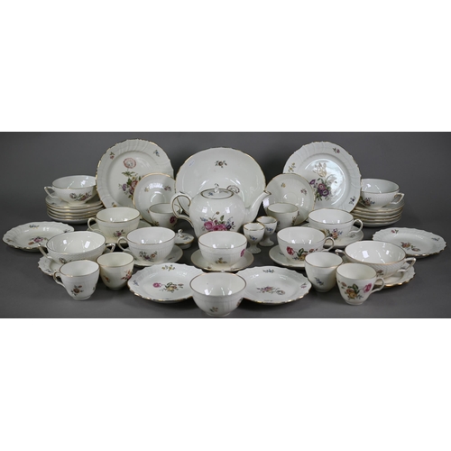 642 - A Royal Copenhagen Frijsenborg china service (47 pieces including covers)