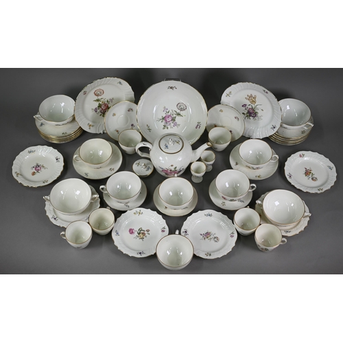 642 - A Royal Copenhagen Frijsenborg china service (47 pieces including covers)
