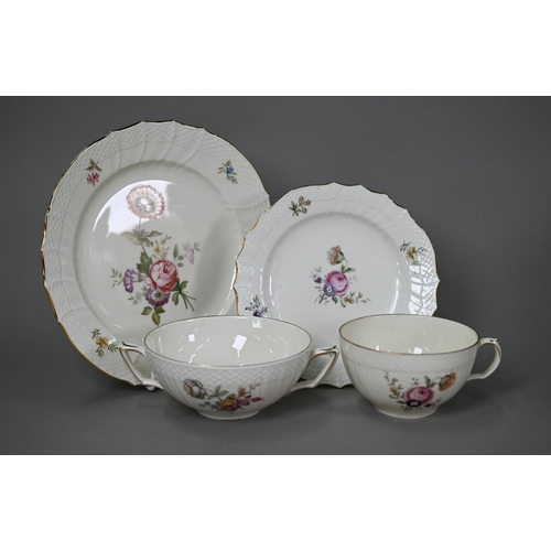 642 - A Royal Copenhagen Frijsenborg china service (47 pieces including covers)