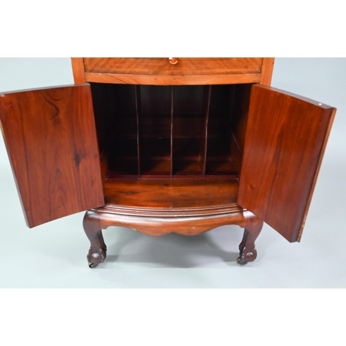 866 - A vintage walnut cased Paragon gramophone, early 20th century c/w a quantity of discs