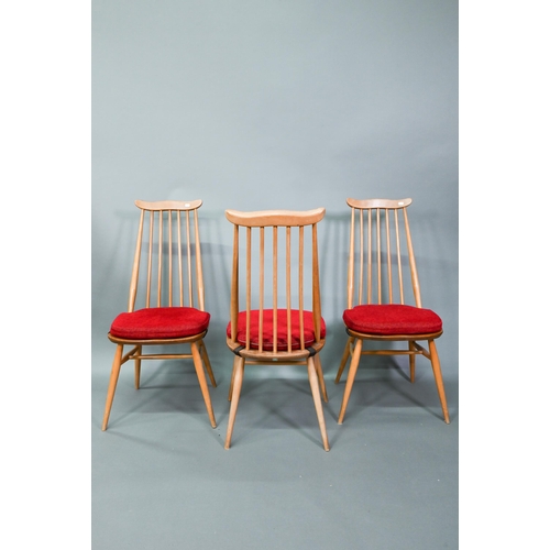 881 - A set of six mid-century Ercol Windsor 'Goldsmith' dining chairs (model 369) comprising one carver a... 