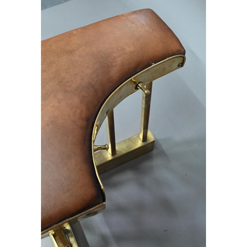 898 - An antique brass club fender with tan leather corner seats, 142 cm w x 37 cm x 47 cm h (internal 124... 