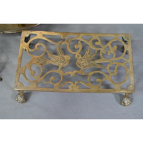 964 - An antique cast iron and brass curb fender, 128 cm w x 34 cm  to/with two Victorian brass trive... 