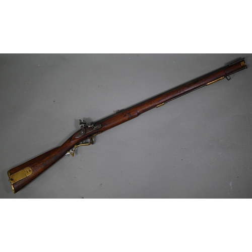 1064 - A Georgian flintlock 'Brown Bess' musket, the 78.5 cm barrel with bayonet mounting-clip, on walnut f... 