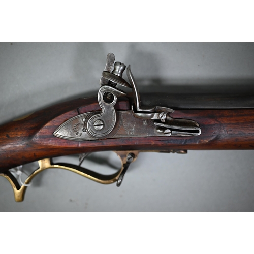 1064 - A Georgian flintlock 'Brown Bess' musket, the 78.5 cm barrel with bayonet mounting-clip, on walnut f... 