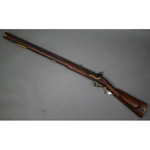 1064 - A Georgian flintlock 'Brown Bess' musket, the 78.5 cm barrel with bayonet mounting-clip, on walnut f... 