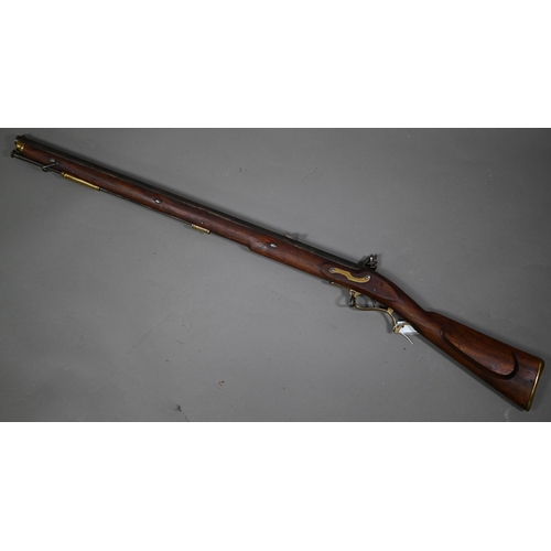 1064 - A Georgian flintlock 'Brown Bess' musket, the 78.5 cm barrel with bayonet mounting-clip, on walnut f... 