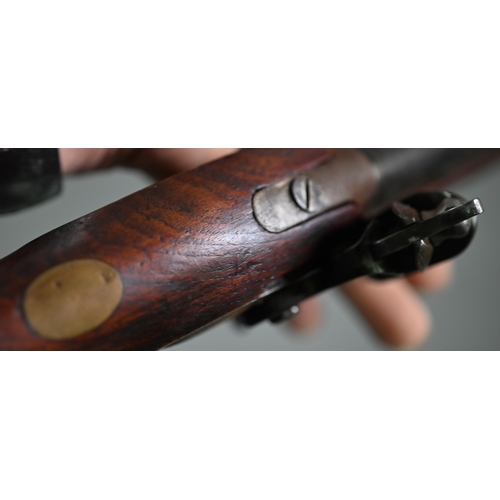 1064 - A Georgian flintlock 'Brown Bess' musket, the 78.5 cm barrel with bayonet mounting-clip, on walnut f... 