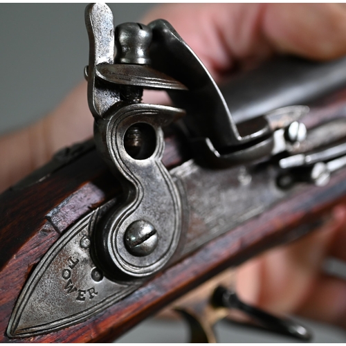 1064 - A Georgian flintlock 'Brown Bess' musket, the 78.5 cm barrel with bayonet mounting-clip, on walnut f... 