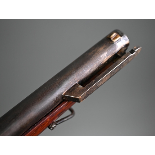 1064 - A Georgian flintlock 'Brown Bess' musket, the 78.5 cm barrel with bayonet mounting-clip, on walnut f... 