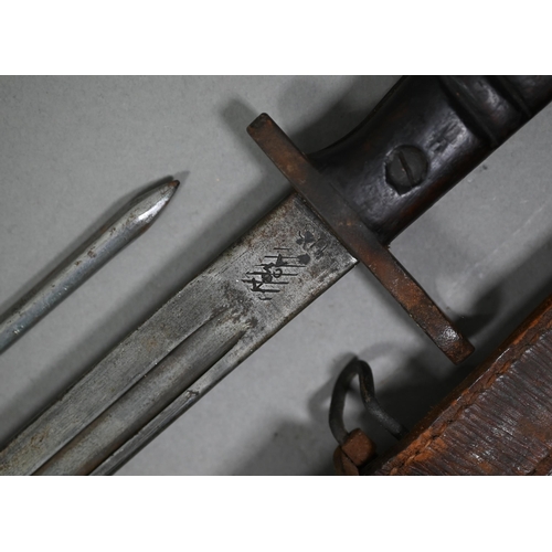 1080 - A World War I Remington P14 bayonet with 43 cm fullered blade and two-piece notched wood hilt, in me... 