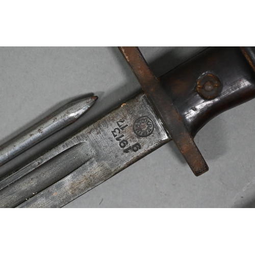 1080 - A World War I Remington P14 bayonet with 43 cm fullered blade and two-piece notched wood hilt, in me... 