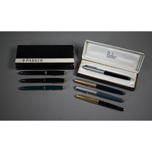 1119 - A boxed Parker fountain pen and six other unboxed examples (7)