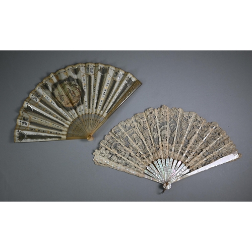 1154 - A 19th century Regency tortoiseshell fan, the silk-mounted wire gauze leaf printed and painted with ... 