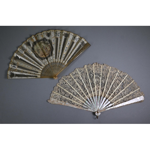 1154 - A 19th century Regency tortoiseshell fan, the silk-mounted wire gauze leaf printed and painted with ... 