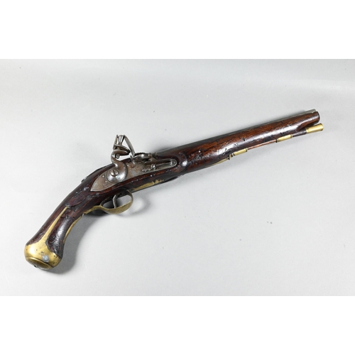 1066 - A Georgian flintlock pistol with 30 cm barrel, brass-mounted walnut fullstock (unnamed), 49 cm o/aPu... 