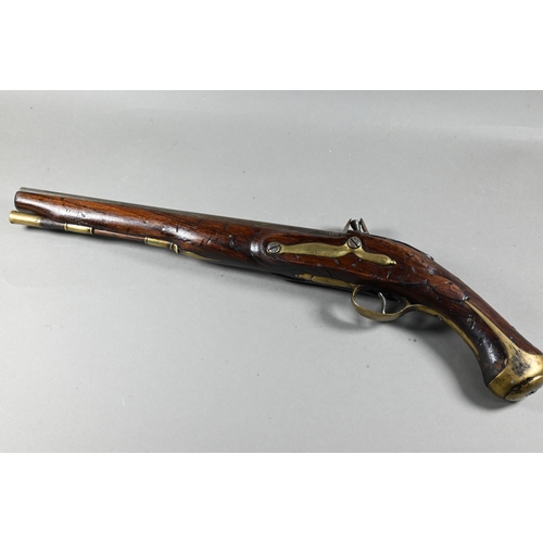 1066 - A Georgian flintlock pistol with 30 cm barrel, brass-mounted walnut fullstock (unnamed), 49 cm o/aPu... 