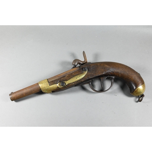 1067 - A mid 19th century French (c. 1860) Cavalry percussion pistol with 20 cm 17.6 calibre barrel, brass-... 