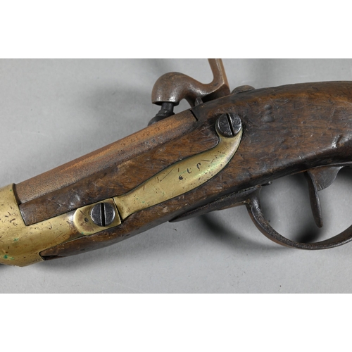 1067 - A mid 19th century French (c. 1860) Cavalry percussion pistol with 20 cm 17.6 calibre barrel, brass-... 