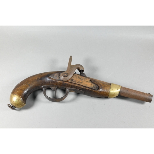 1067 - A mid 19th century French (c. 1860) Cavalry percussion pistol with 20 cm 17.6 calibre barrel, brass-... 