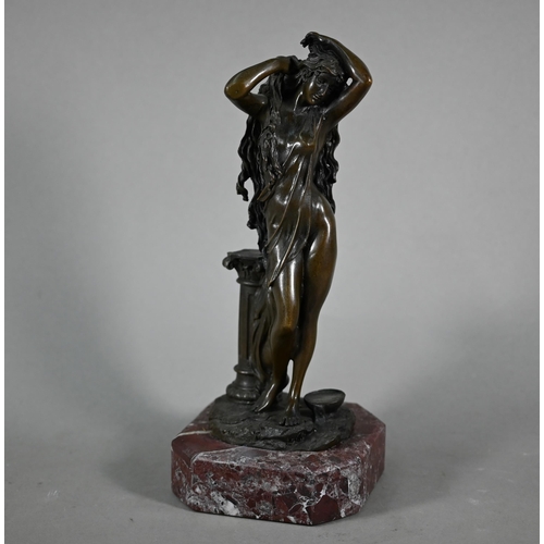 1232 - A classical brown bronze sculpture of a woman against a ruin fragment, on marble base, 31 cm h to/wi... 