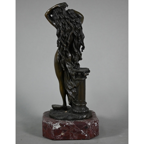 1232 - A classical brown bronze sculpture of a woman against a ruin fragment, on marble base, 31 cm h to/wi... 