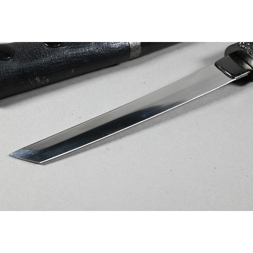 547 - A Japanese Samurai style Tanto knife with 18 cm steel blade, black leather handle and scabbard/saya ... 