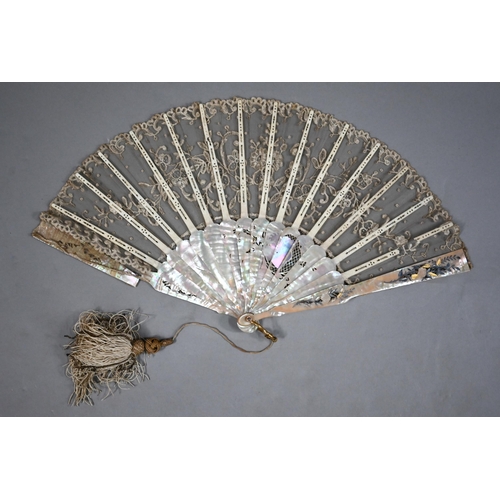 1153 - Four various antique mother-of-pearl fans (a/f) to/w two tortoiseshell fans mounted with exotic bird... 